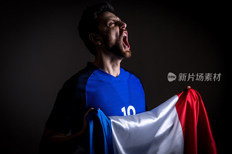 法国男运动员/粉丝在白色背景下庆祝